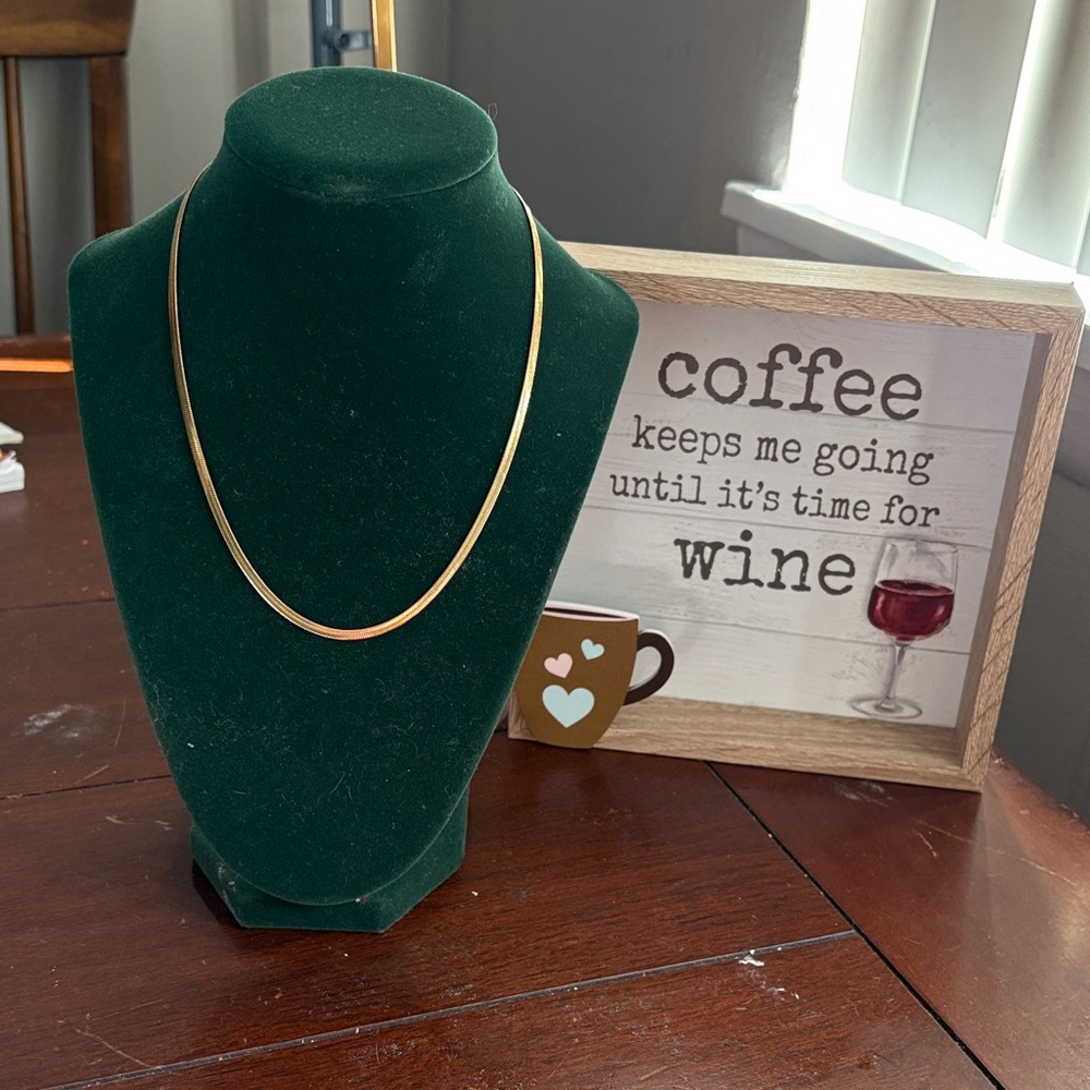 18”adjustable Beautiful 18k gold plated stainless still gold chain. Brand new